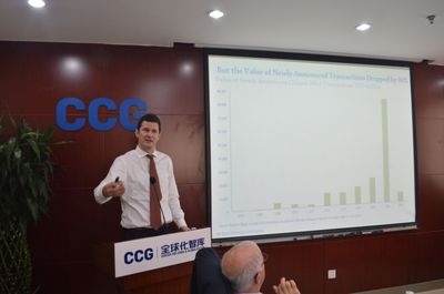 从井喷到锐减近三成 中美经贸专家研判2018年中美直接投资'双行道'